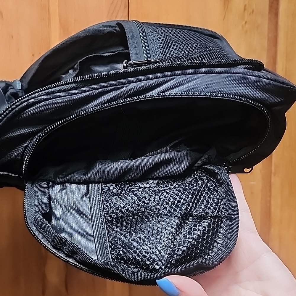 EUC Venture4th: Travel Hanging Toiletry Bag, black nylon, unisex - Picture 5 of 11
